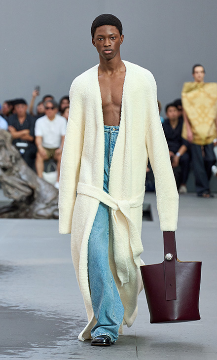 تصميم جريئة وغير مألوفة من LOEWE لموسم ربيع وصيف 2024